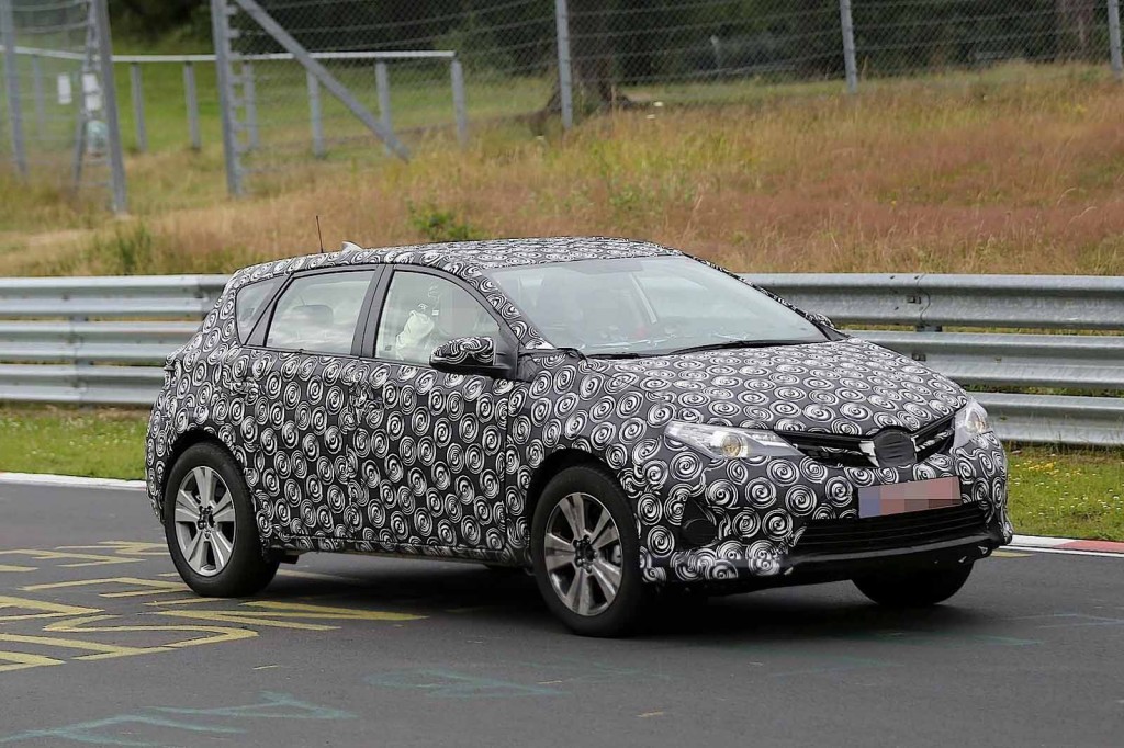 Toyota Auris Cross Spy Photos