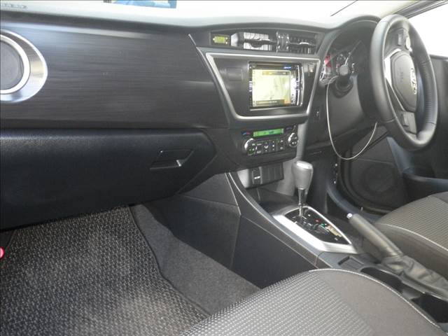 2014 Toyota Auris interior