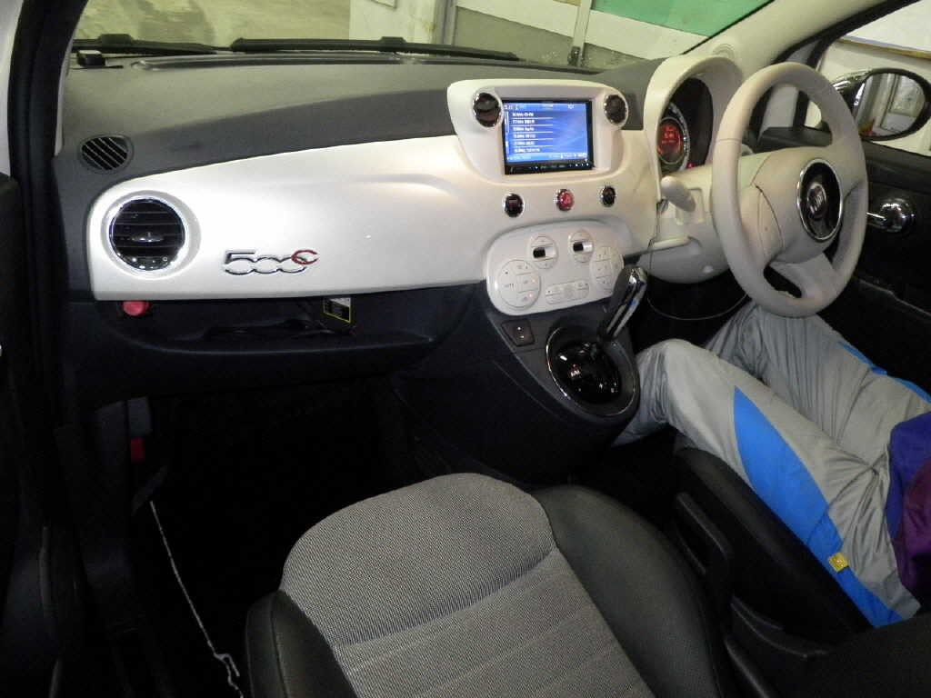 2010 Fiat 500 interior