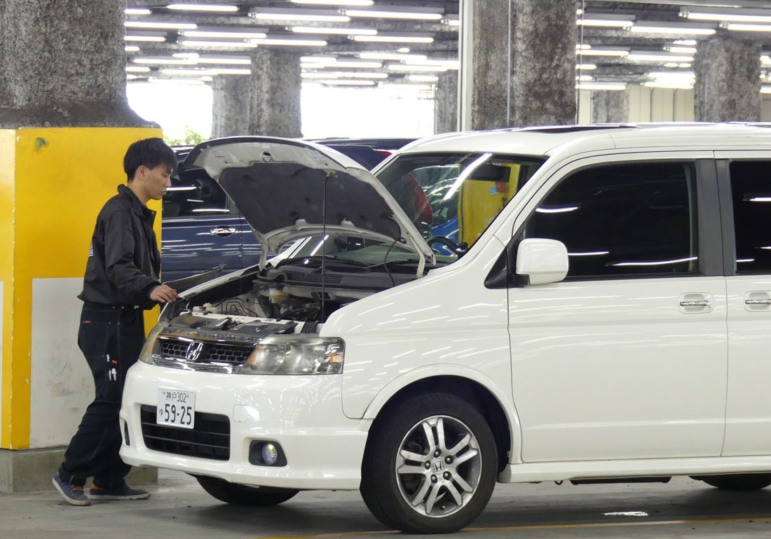 Honda Stepwgn being inspected at Japanese car auction